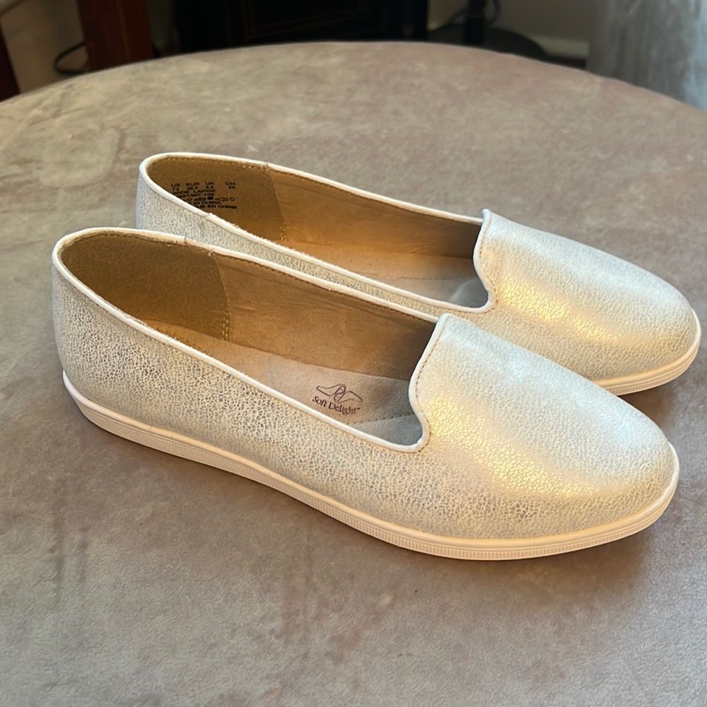 *Soft Style* Hushpuppies Sz 7.5Wide White Silver Accent Comfort Sneaker